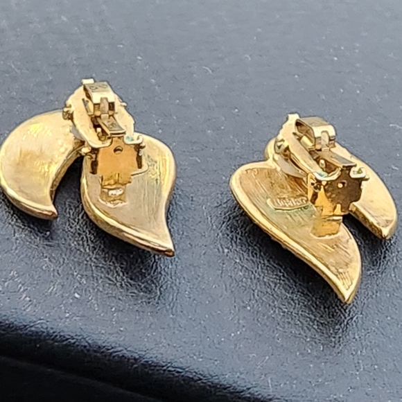 Vintage Butler Clip-on Earrings - Picture 4 of 13